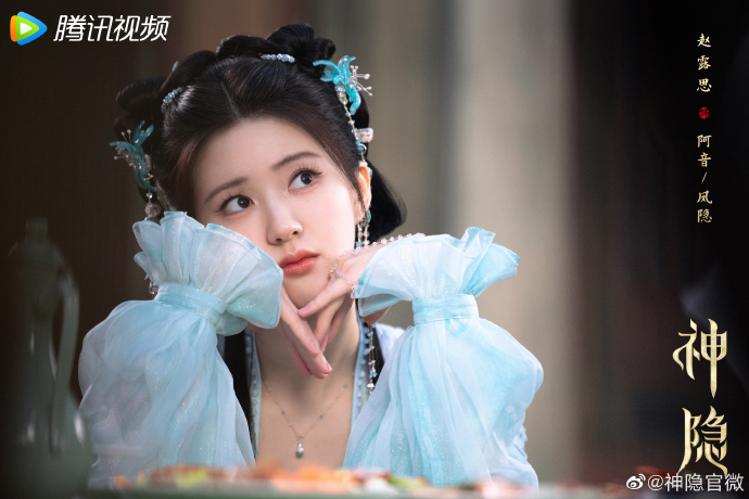 赵露思《神隐》路透曝光，银色头饰搭粉色羽毛，侧脸美仙气十足