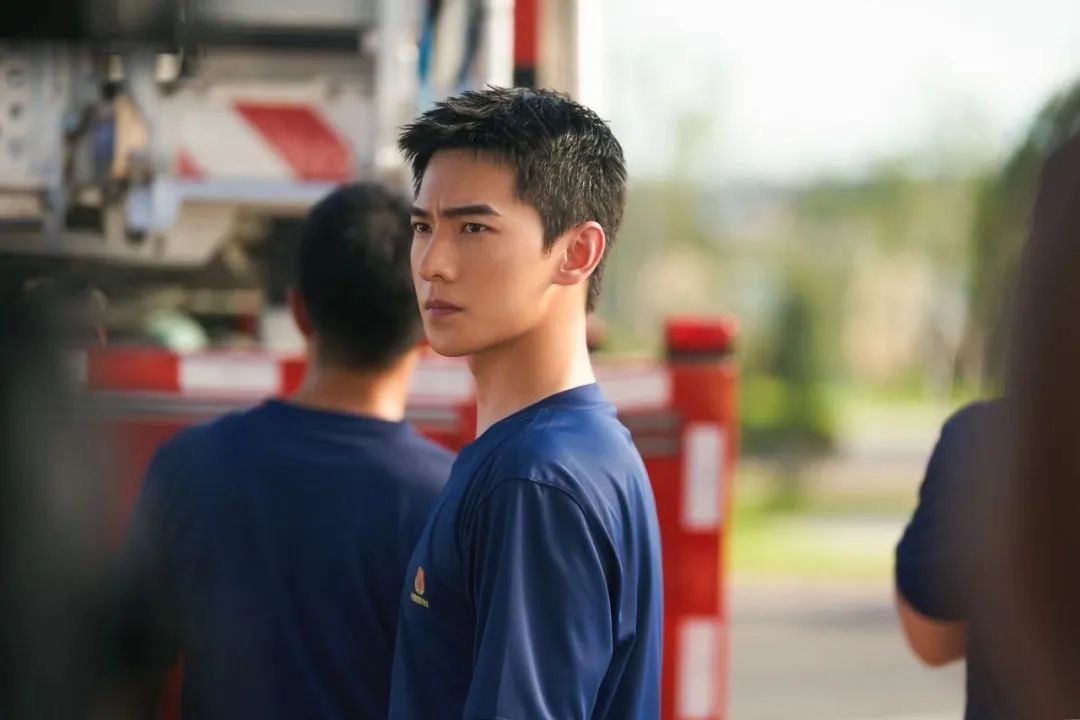 杨洋《我的人间烟火》展现大爱无私 逆行英雄守护一座城的安稳 