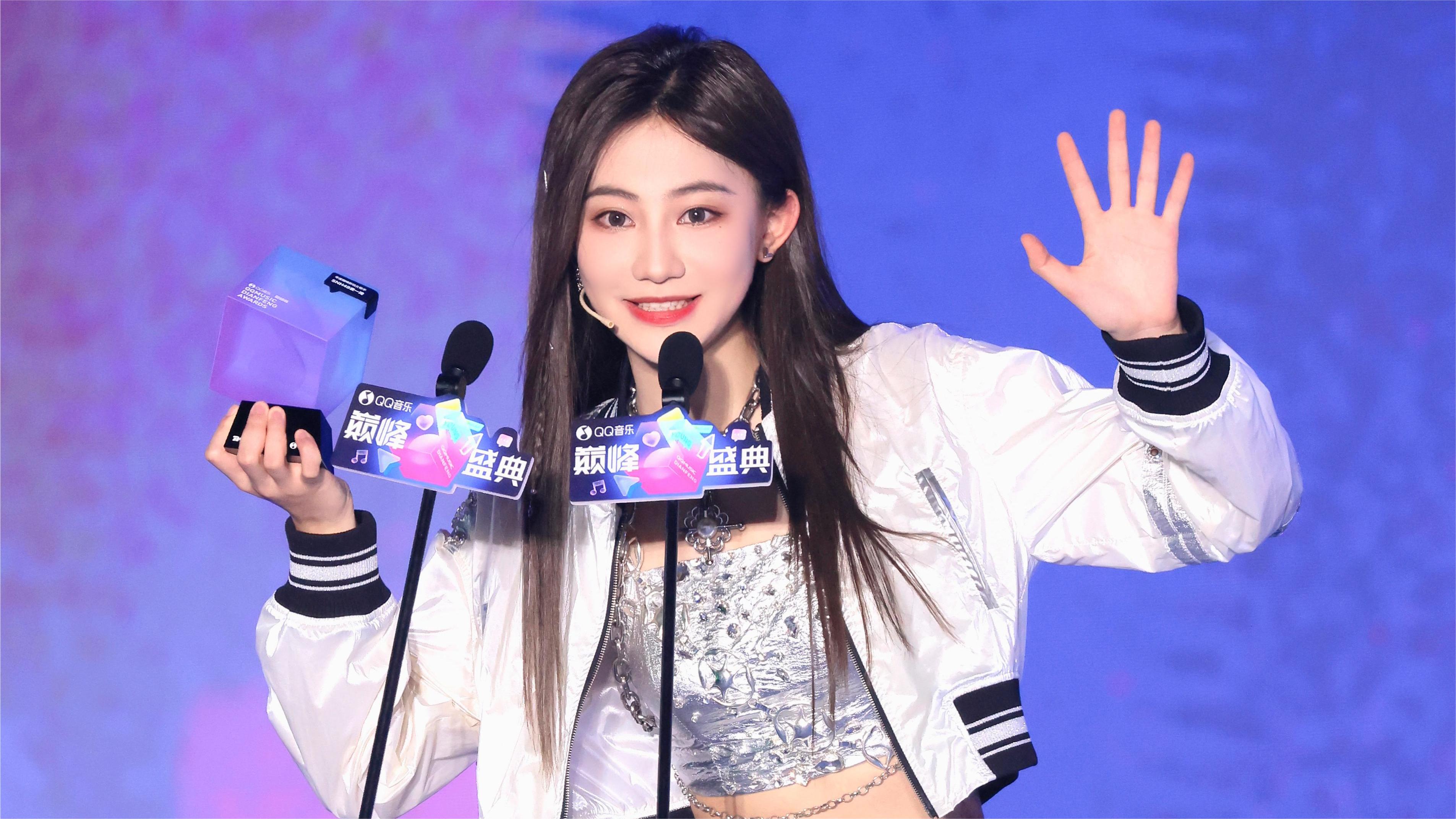 QQ音乐巅峰盛典圆满落幕 SNH48袁一琦荣获年度巅峰新锐女歌手奖 