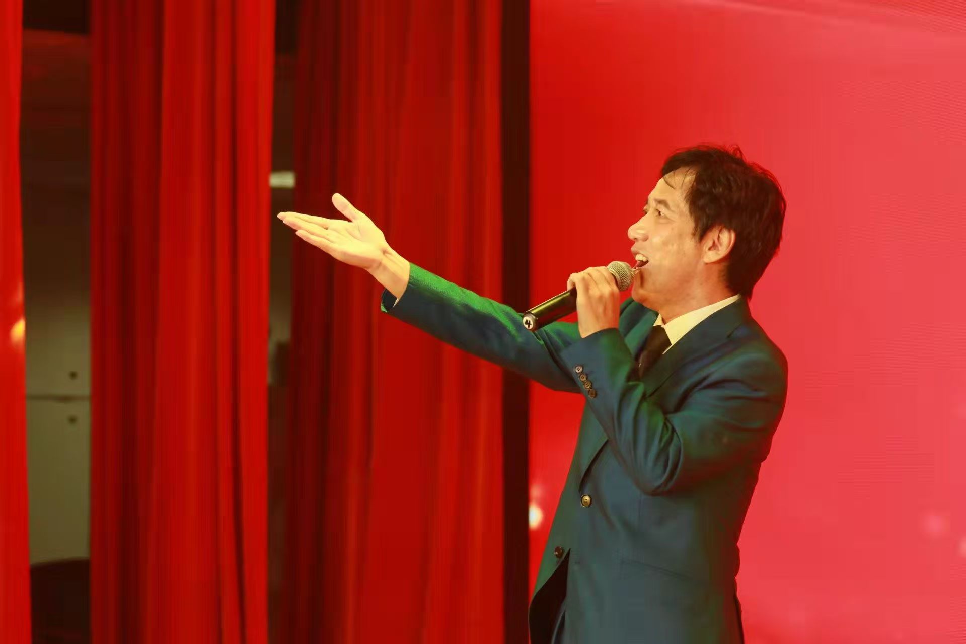 歌曲《我的家我的国》 构建对传统主旋律单向度超越