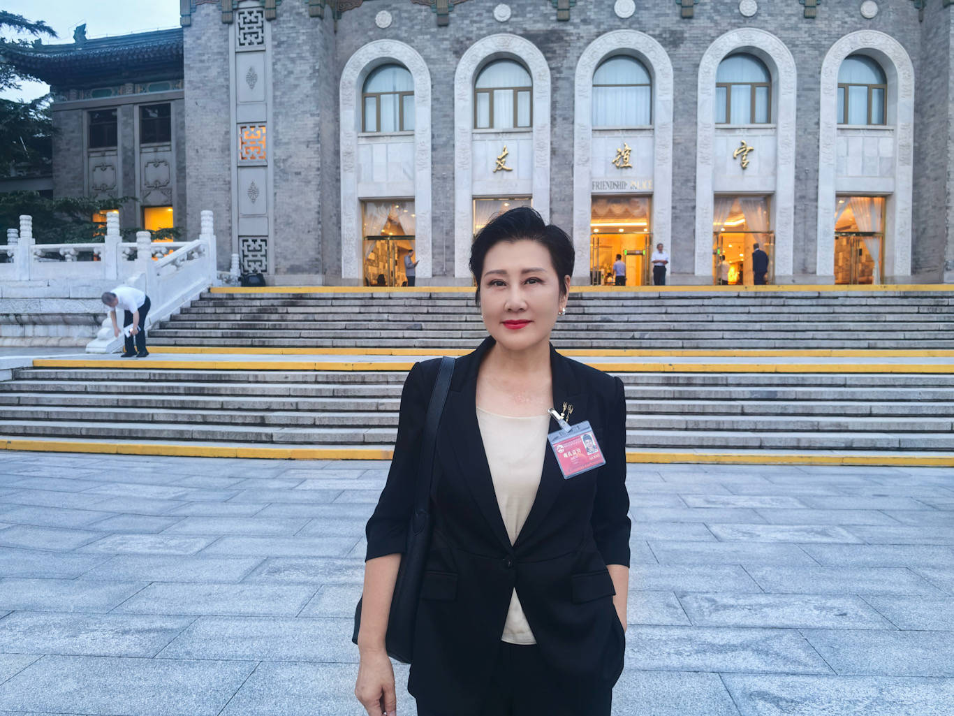 凯丽激动泪洒阅兵观礼现场上热搜 哽咽感言点燃全网爱国热情