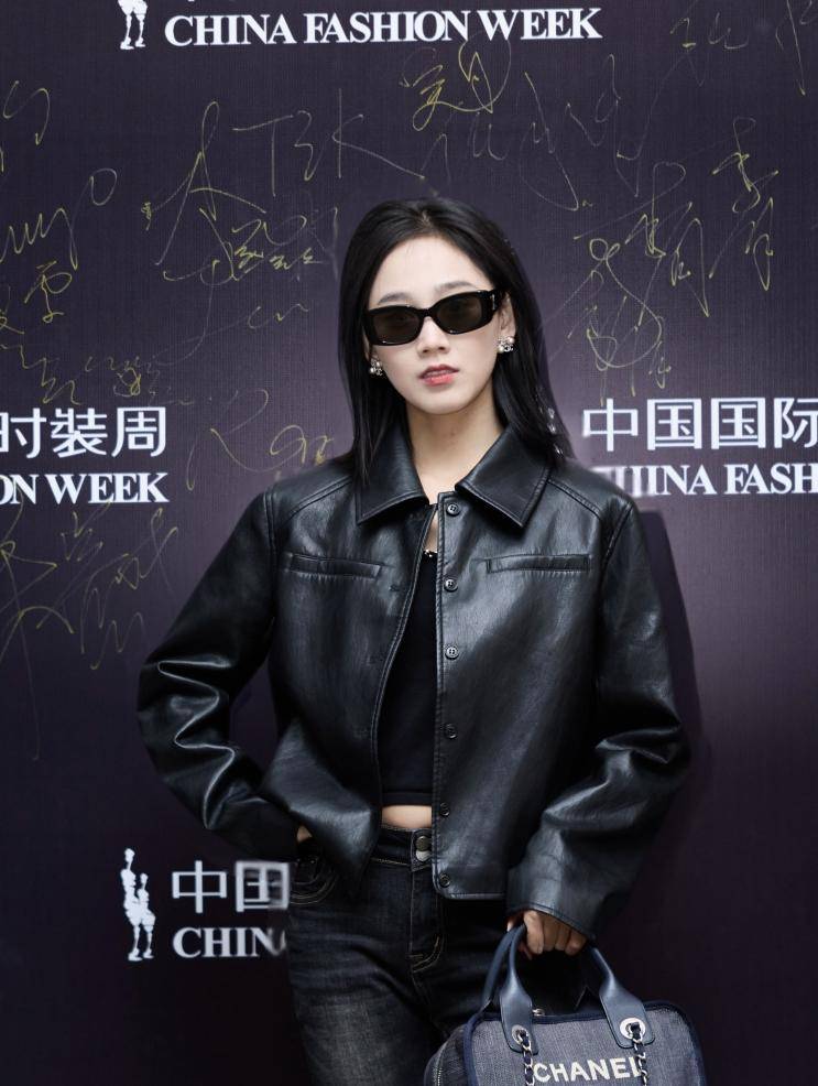 青年艺人闫韦洁 活力亮相2026中国国际时装周 