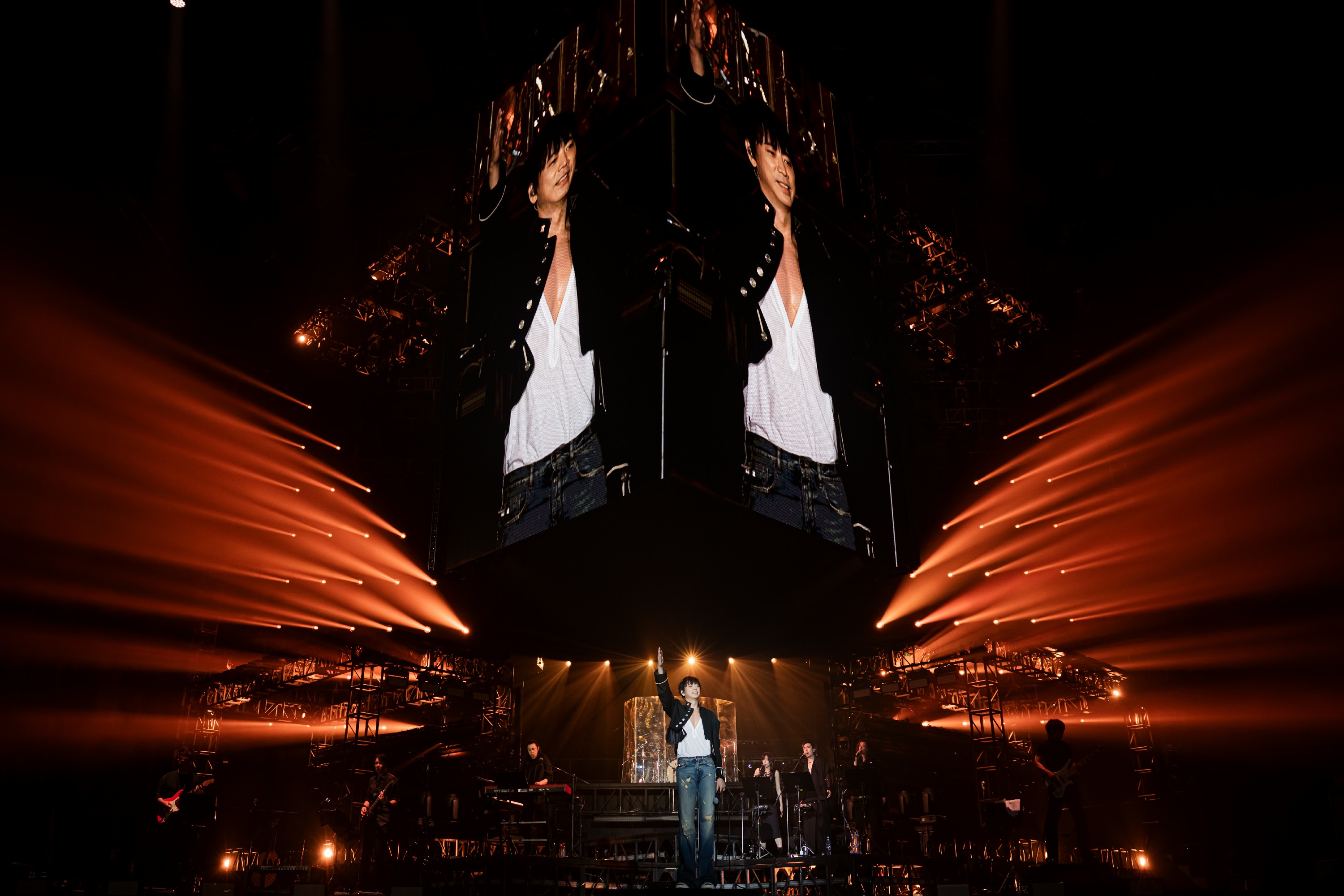 苏见信「尽兴而活」无锡站燃情开唱 惊喜小舞台零距离互动 