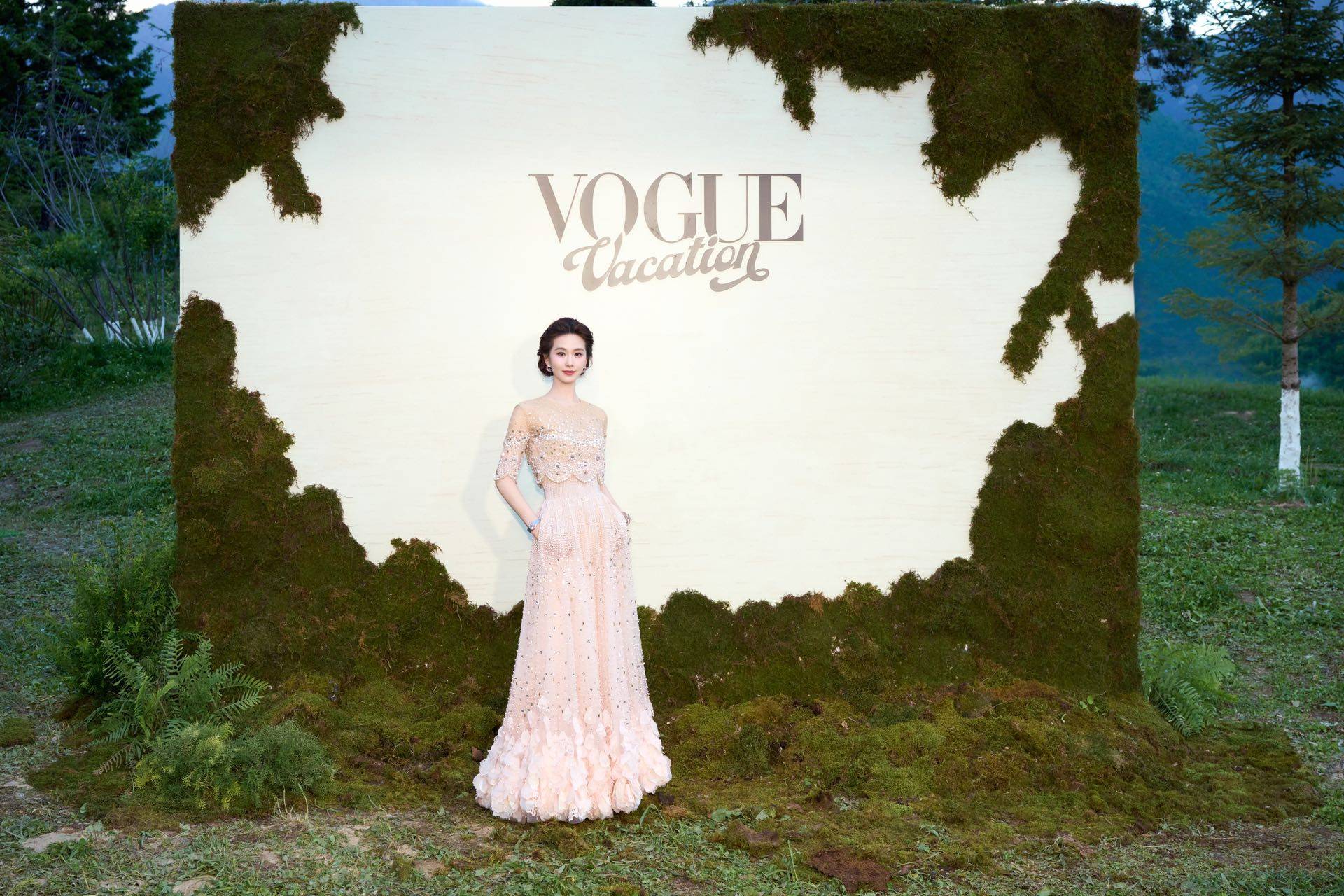 刘诗诗压轴亮相VOGUE盛典，化身森中花仙子掀头纱封神！
