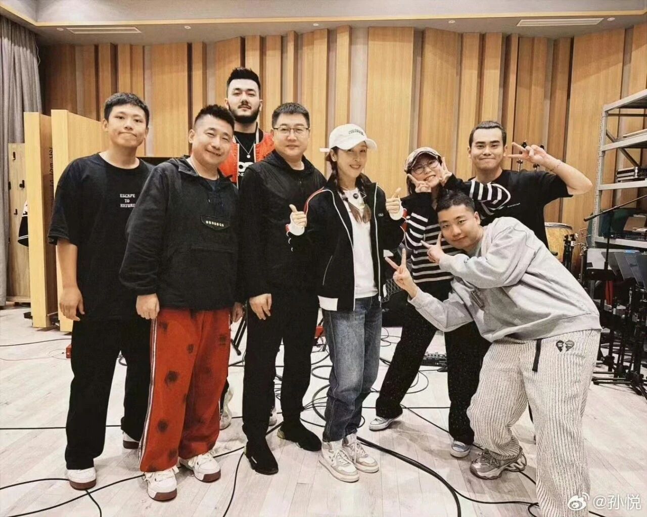 红了眼睛，暖了时光：孙悦时隔三十年再唱《伙伴》，高考季唤醒几代人的青春相册 