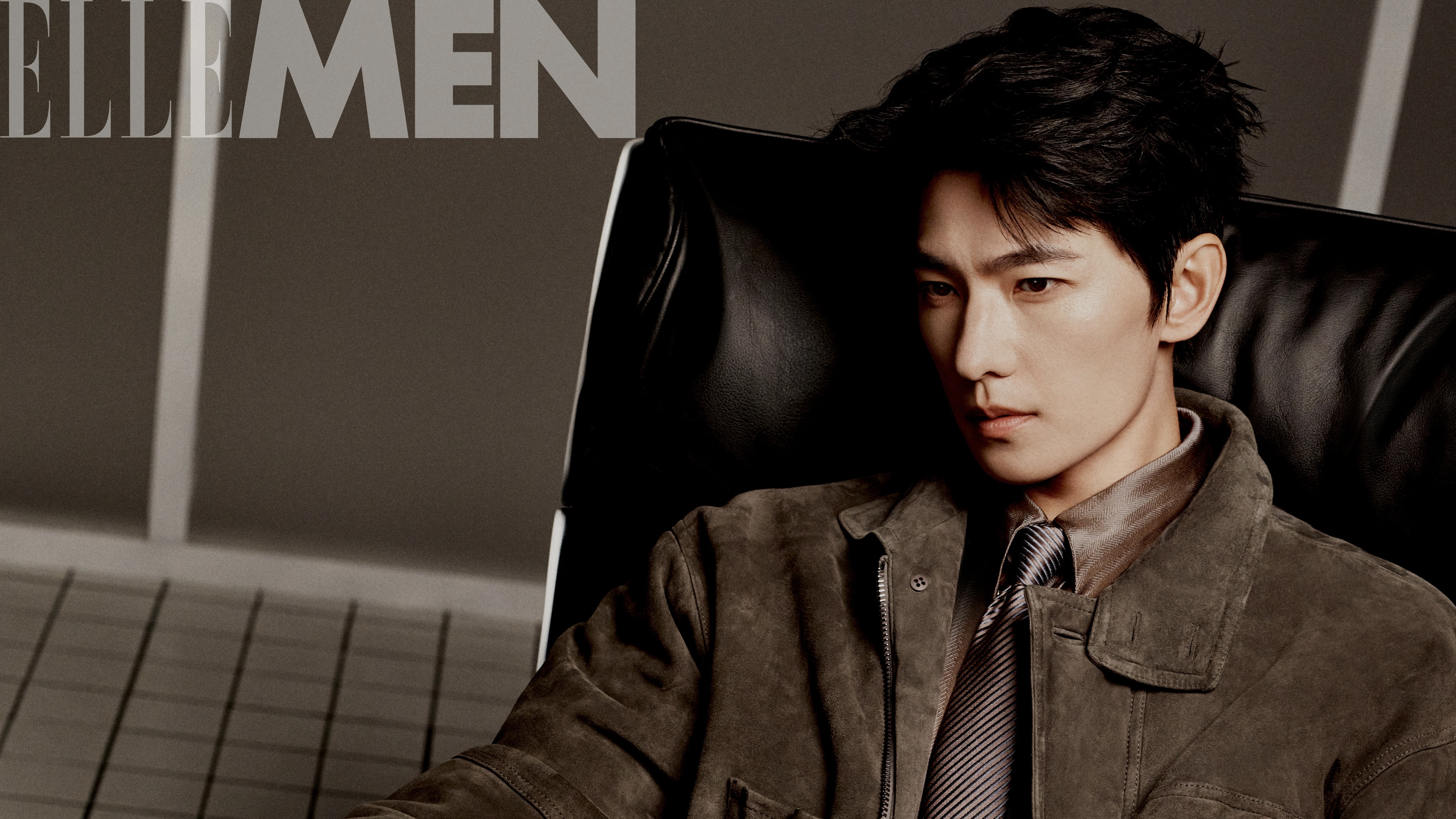 杨洋登上《ELLEMEN》八月刊封面 于素白中见时尚新章 
