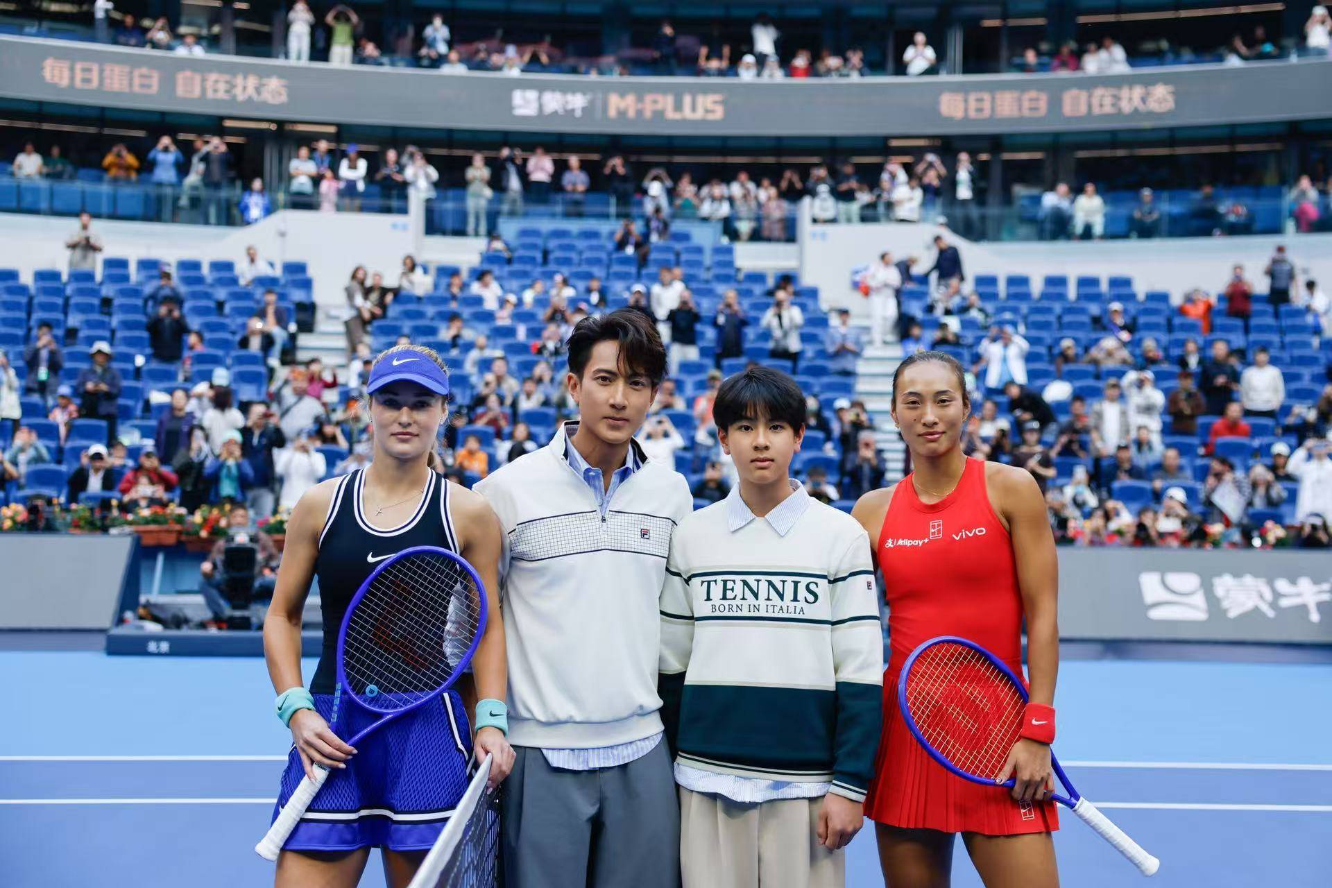 吴尊携儿子Max吴鑫乐惊喜亮相中网钻石球场，担任挑边嘉宾见证郑钦文获胜 